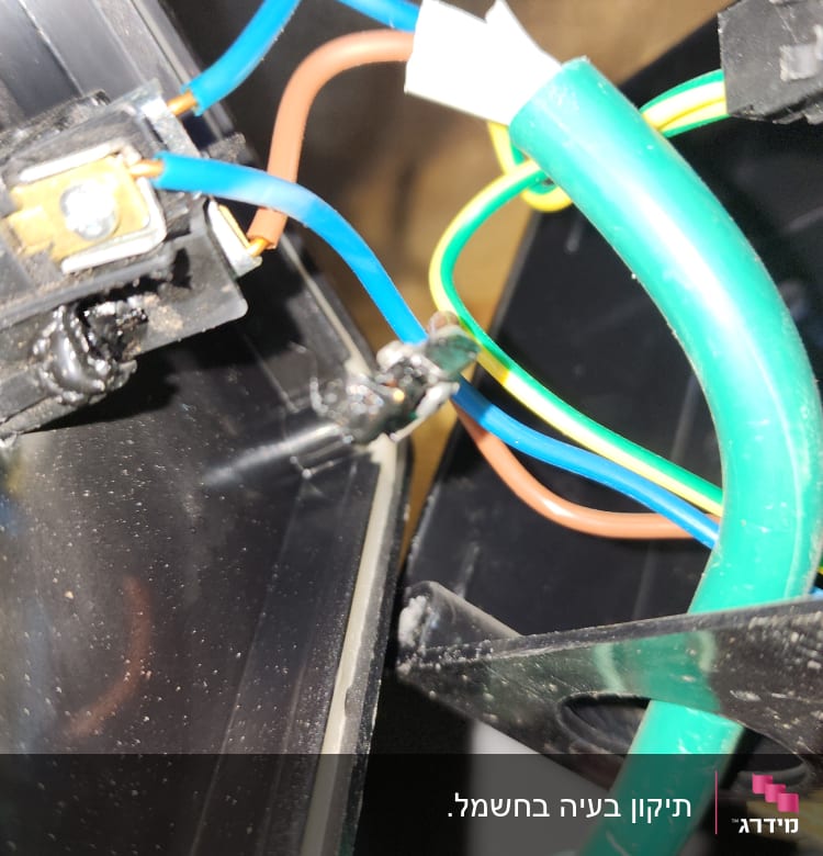 חוטי חשמל צבעוניים מחוברים למכשיר חשמלי